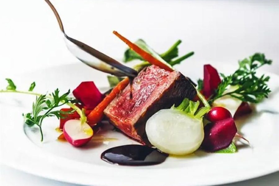 【ミシュラン星付きの本格フレンチ】　 創業以来愛されるスペシャリテや、九州の旬食材を活かした珠玉のコースはゲストの記憶に残ります。